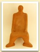 Miriam Bizioli, uomo seduto, terracotta.jpg