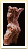 Stringata, terracotta patinata, cm 98-.JPG