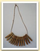 14-Collana, dimensioni variabili, pinze di legno e spago, 2003.jpg