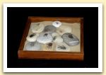 28-Giochi di mani, legno, sabbia, ciottoli, 5x39x40 cm. 2001.jpg